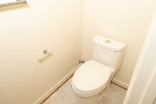 Building Photo - 2 Bedroom Townhouse Available in July