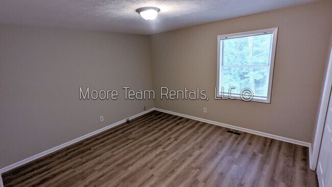 Building Photo - Just remodeled - 2 Bed/1.5Ba - Sect 8 Acce...