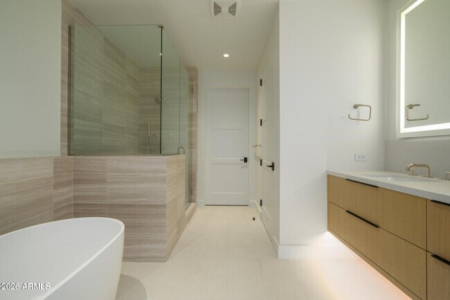 Building Photo - 4849 N Camelback Rdg Dr