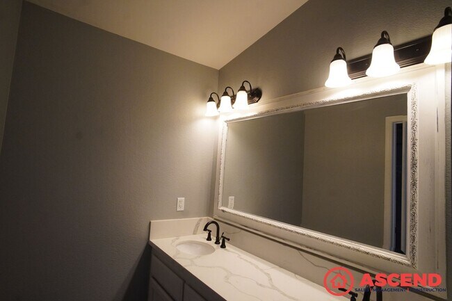 Building Photo - Stunning Home in Rosedale Area!