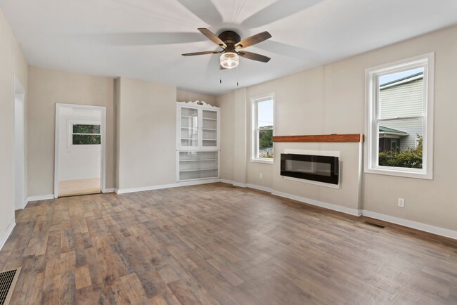 Building Photo - Stunning Renovated Home – 3 Bed / 1 Bath |...