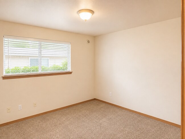 Building Photo - 60 E Hemlock Ct