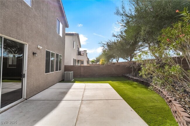 Building Photo - 10667 Mann St