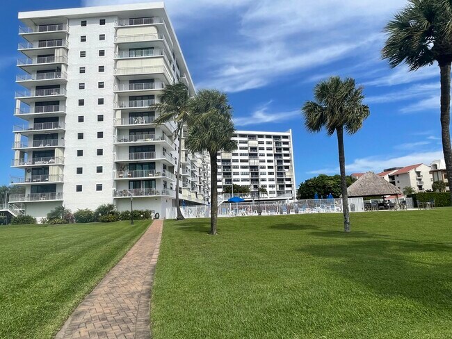 Building Photo - 336 Golfview Rd