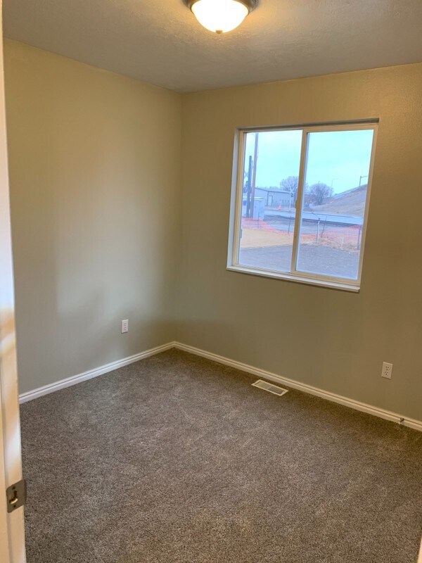 Building Photo - 387 900 E