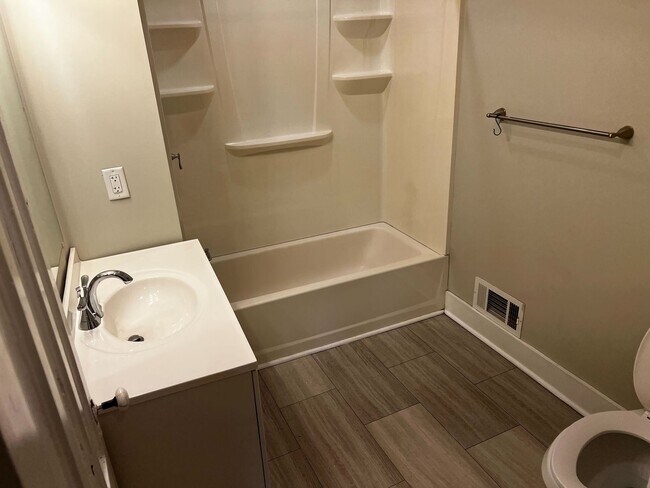 Building Photo - 125 Dove St