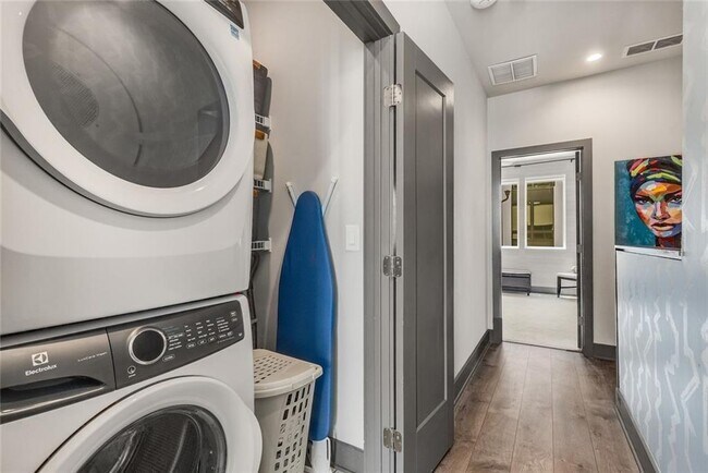 Building Photo - 1300 Chelsea Cir NW