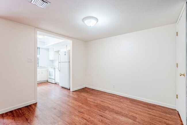 Building Photo - 3 Bed 2.5 Bath Pet-Friendly Retreat by The...