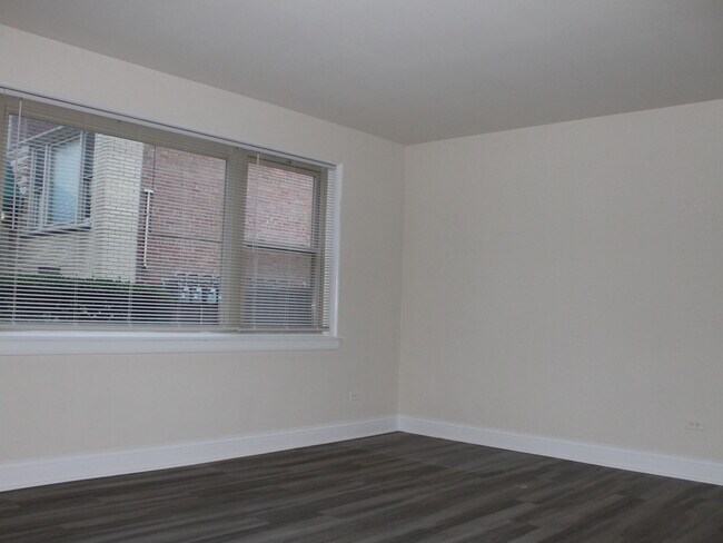 Building Photo - 10519 S Artesian Ave