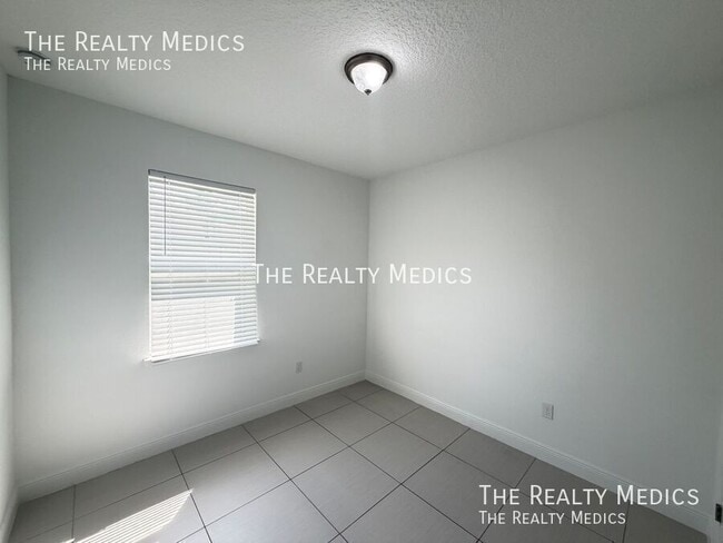 Building Photo - 2481 San Filippo Dr SE