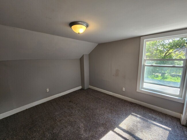 Building Photo - SW 713/715 14 1/2 St
