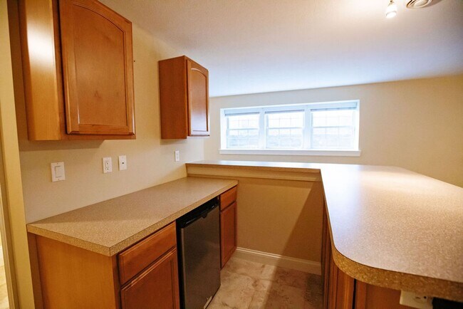 Building Photo - 3 Bed (with 4th bed potential downstairs),...