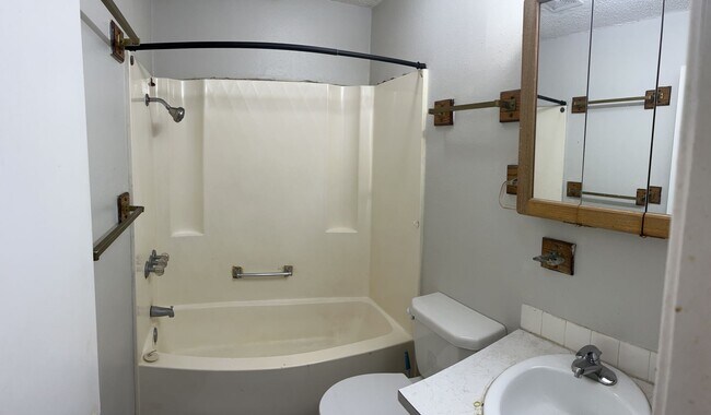 Building Photo - Charming 3-bedroom, 1.5-bathroom home available for rent in Clearwater, KS!