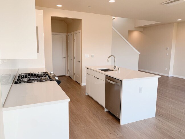 Building Photo - Sunny 3 bdrm, 2.5 bath in Cordata Neighborhood