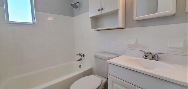 Building Photo - 571 Riverside Dr