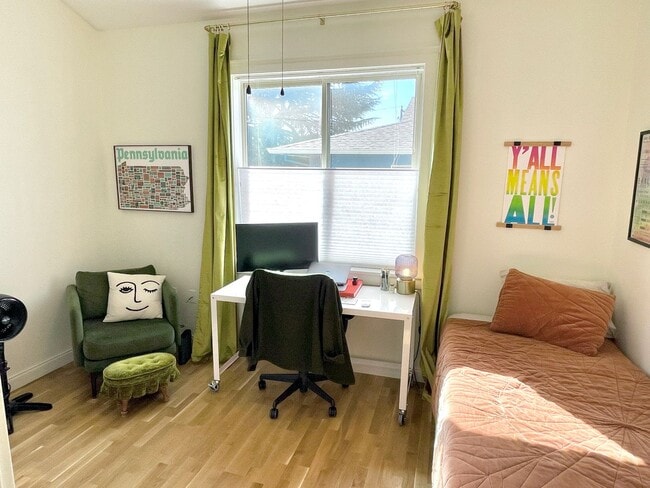Building Photo - Rose City Park Corner Unit, 2-story Townhome with Hardwoods, Private Backyard, A/C