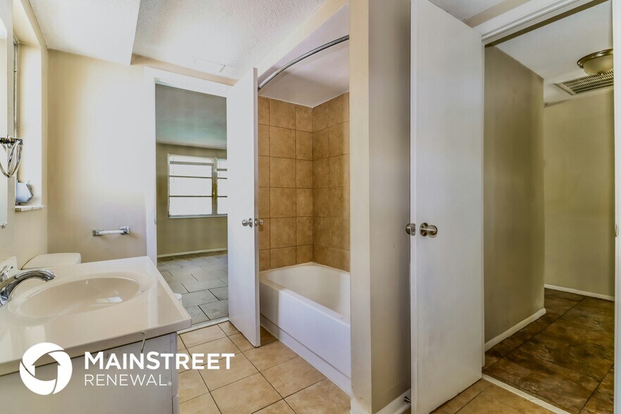 Building Photo - 9636 Mark Twain Ln