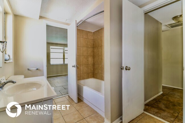 Building Photo - 9636 Mark Twain Ln