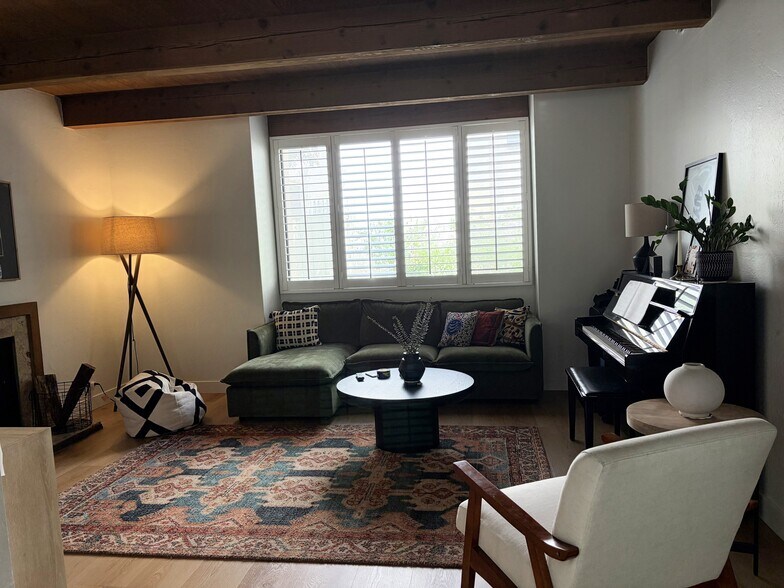 Building Photo - 132 W Alamar Ave