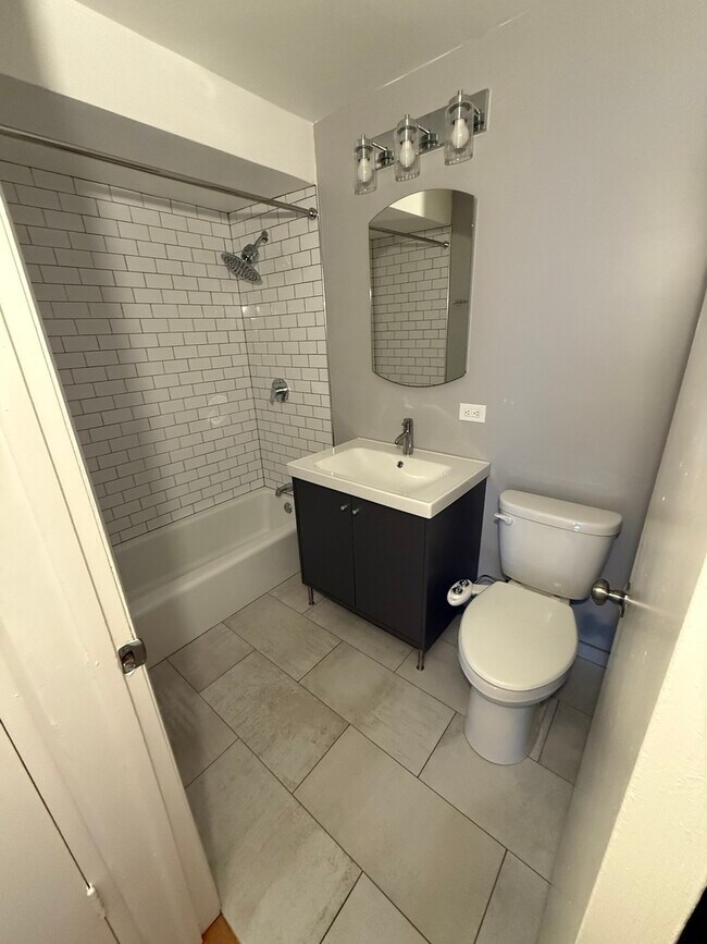 Building Photo - 3852 N Elston Ave