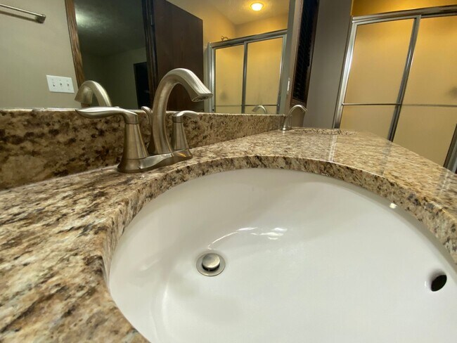 Building Photo - Gorgeous Elkhorn 4 Bed 3 Bath Home!