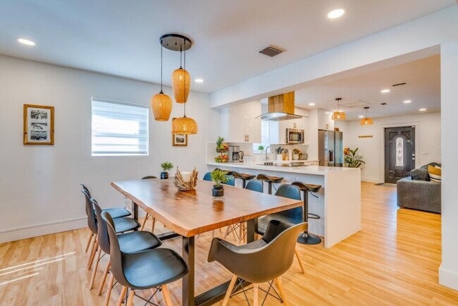 Building Photo - 1814 NW 14th Ave