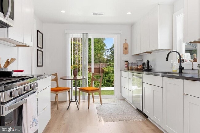 Building Photo - 207 Dodson Ave