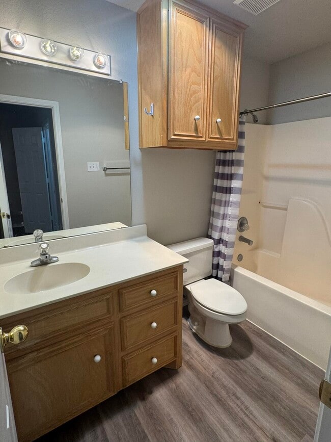 Building Photo - 209 Grover Ave