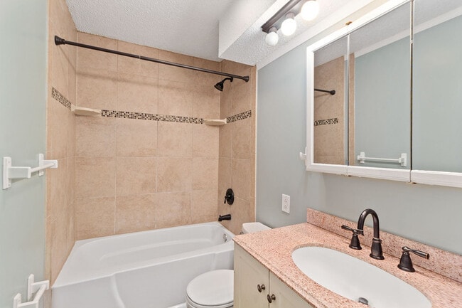 Building Photo - 618 E Johnston St