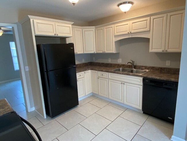 Building Photo - Convenient location in Murfreesboro