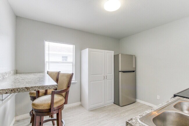 Building Photo - Beautifully Remodeled 3BR Duplex Near Parks, Schools & New Rec Center — Utilities Included. Secti...