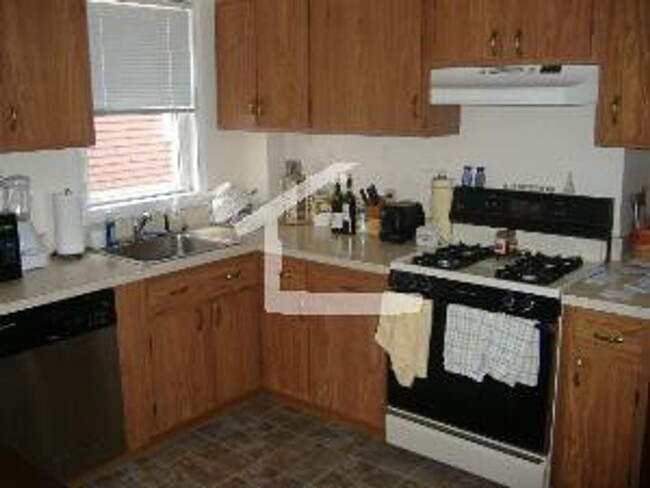 Building Photo - Beautiful 3 Bed with In Unit Laundry avail...