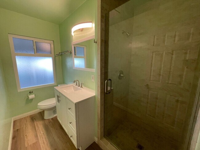 Building Photo - Large 5 bed 2 bath house (Lease out, pending signatures. Check back in a few days!)