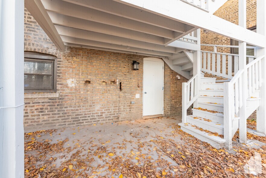 Building Photo - 1122 W Addison St