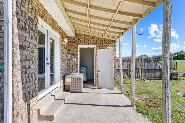 Building Photo - Charming 3-Bedroom 1.5 Bath Oasis in Bellevue