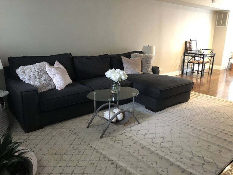 Building Photo - 924 15th St SE