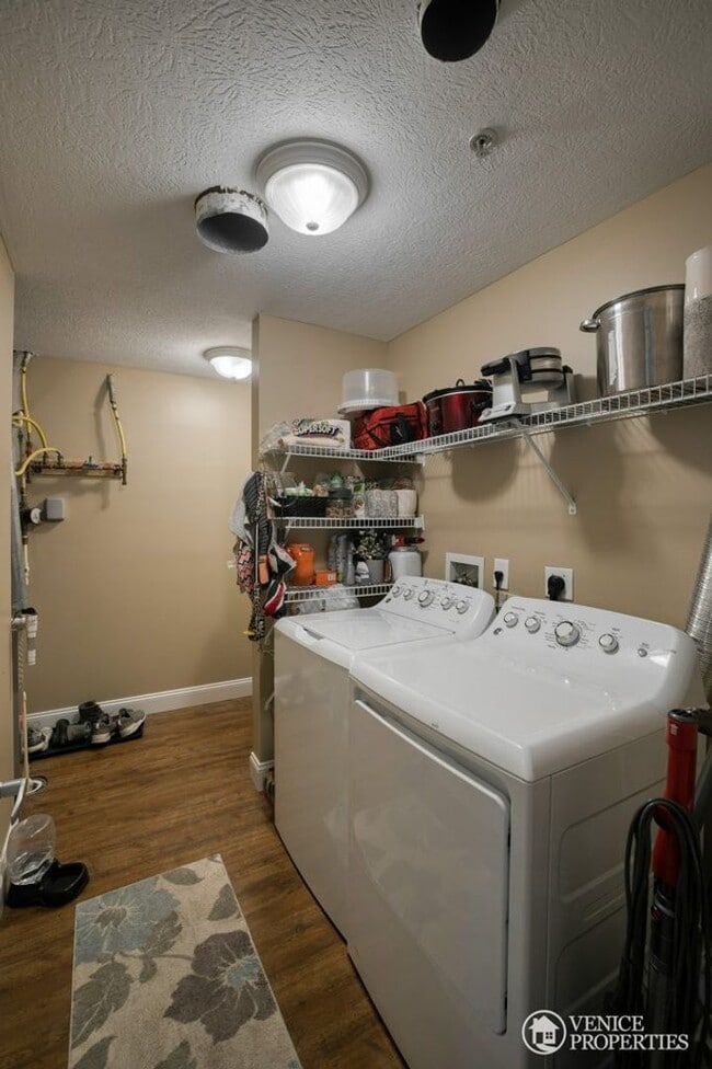 Building Photo - Two Bedroom with Garage near Grandview