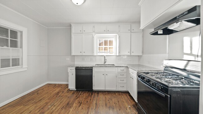 Building Photo - 213 12th Ave N