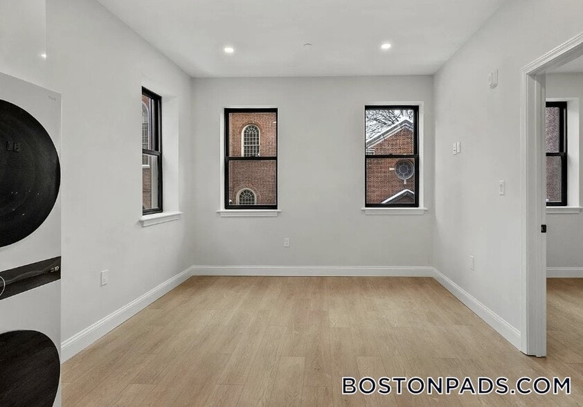 Building Photo - 176 Salem St