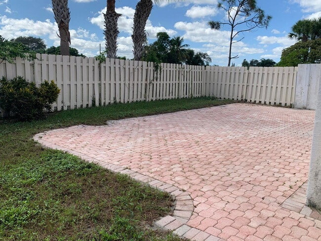 Building Photo - 5900 Azalea Cir