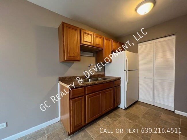 Building Photo - *** HOFFMAN ESTATES TOWNHOME / 2 BDRM - 1 ...