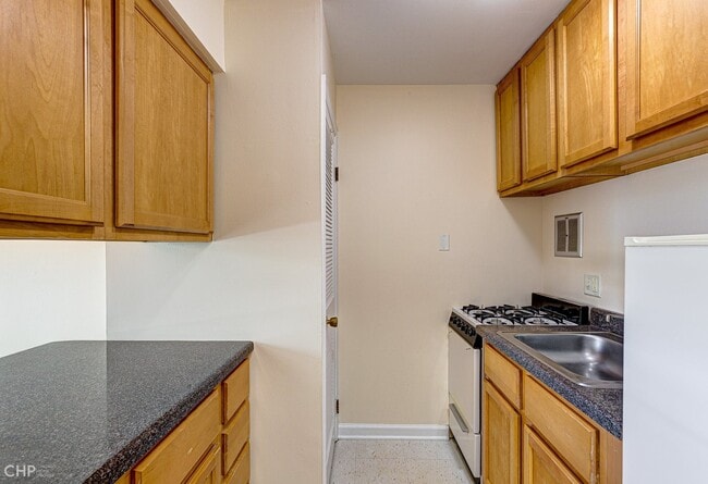 Building Photo - 5300 Carriage Way Dr