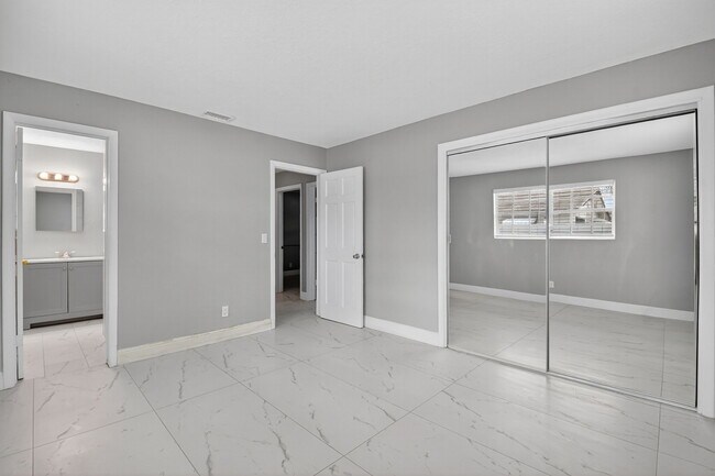 Building Photo - 601 SW 5th Ave