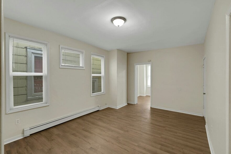 Building Photo - 496 S 21st St