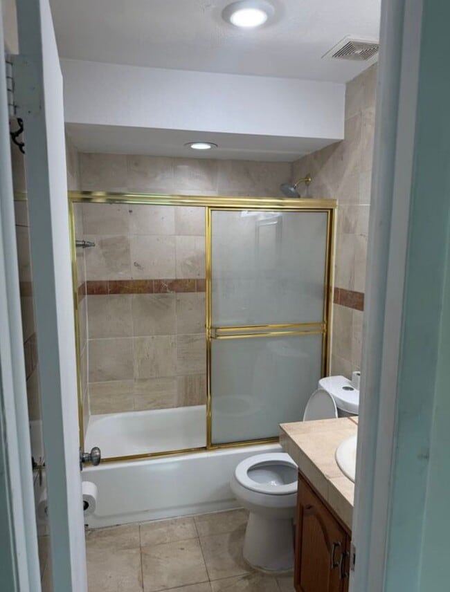 Building Photo - Private Bedroom w/ Private Bath in Spacious 1,100 Sq Ft Home – Prime Location