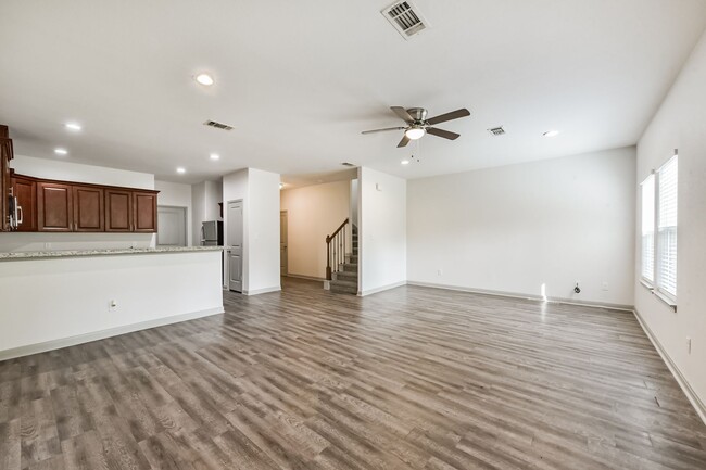 Building Photo - 914 Shady Ln