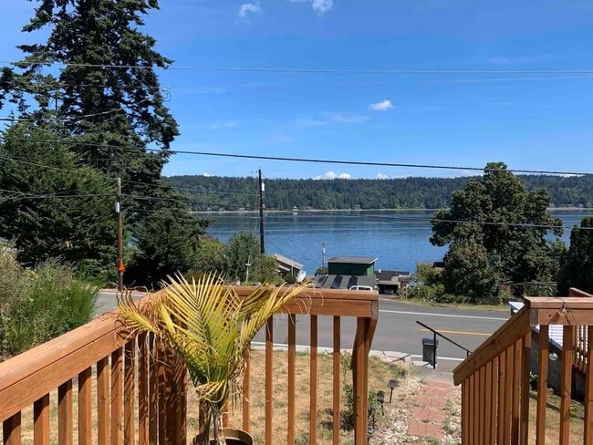 Building Photo - Water View Cabin in Iilahee - Fully Furnished