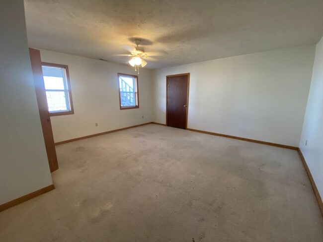 Building Photo - Large 4 Bed /  2 Bath Home