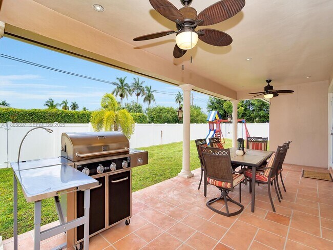 Building Photo - 3141 Hollywood Blvd