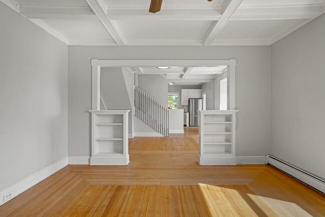 Building Photo - 975 University Ave